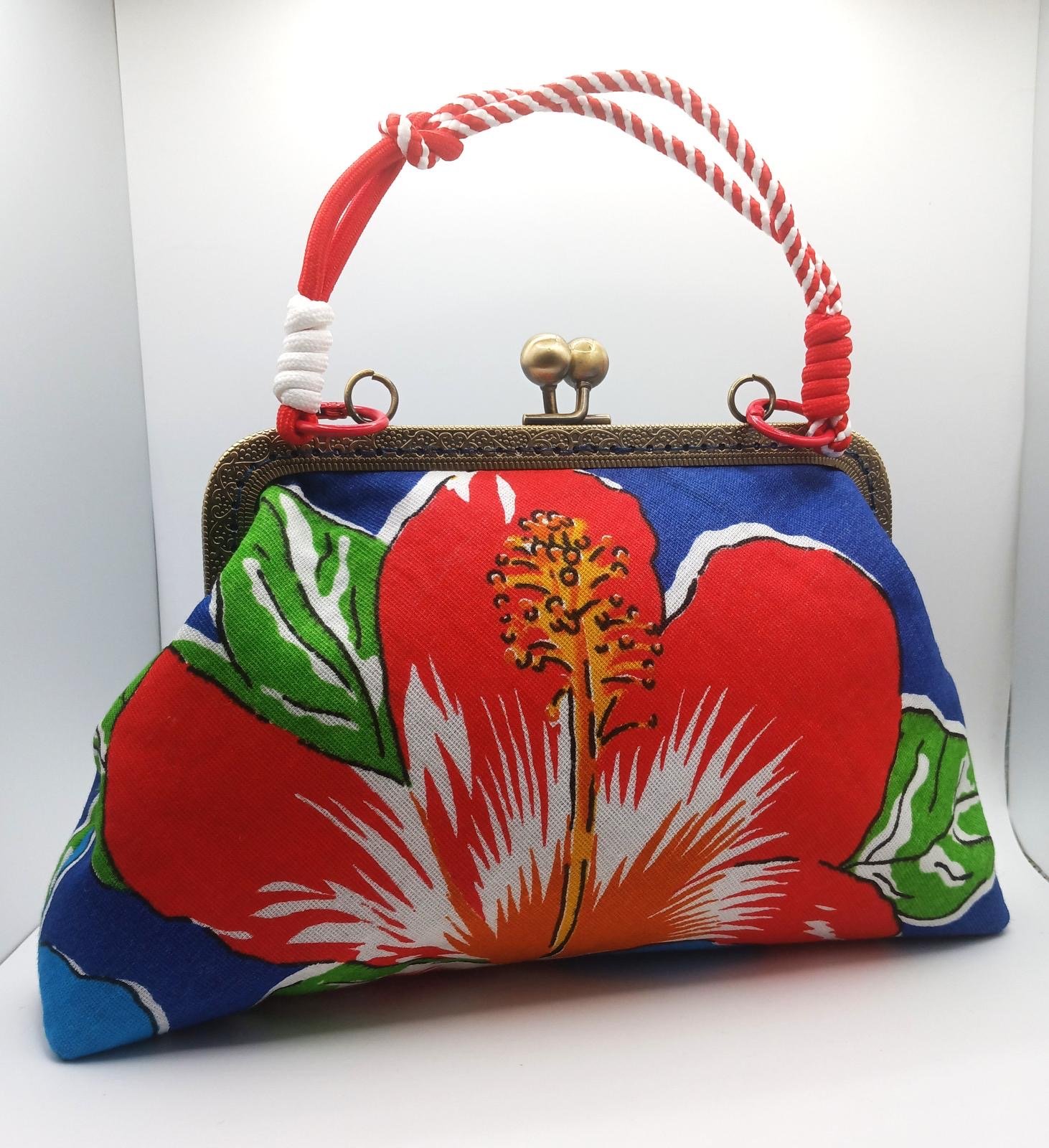 Xica handbag with a vivid red floral pattern